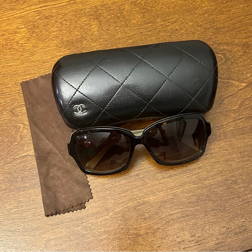CHANEL Vintage Tortoise Sunglasses with Brown Cloth and Black Quilted Case - Picture 2 of 10